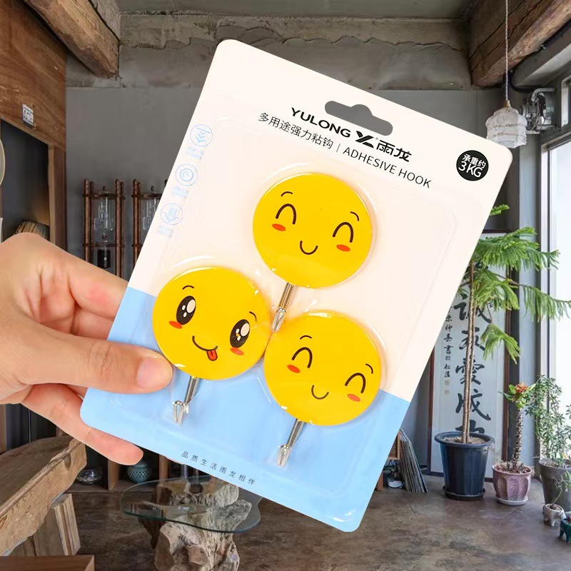 Tres caras sonrientes.