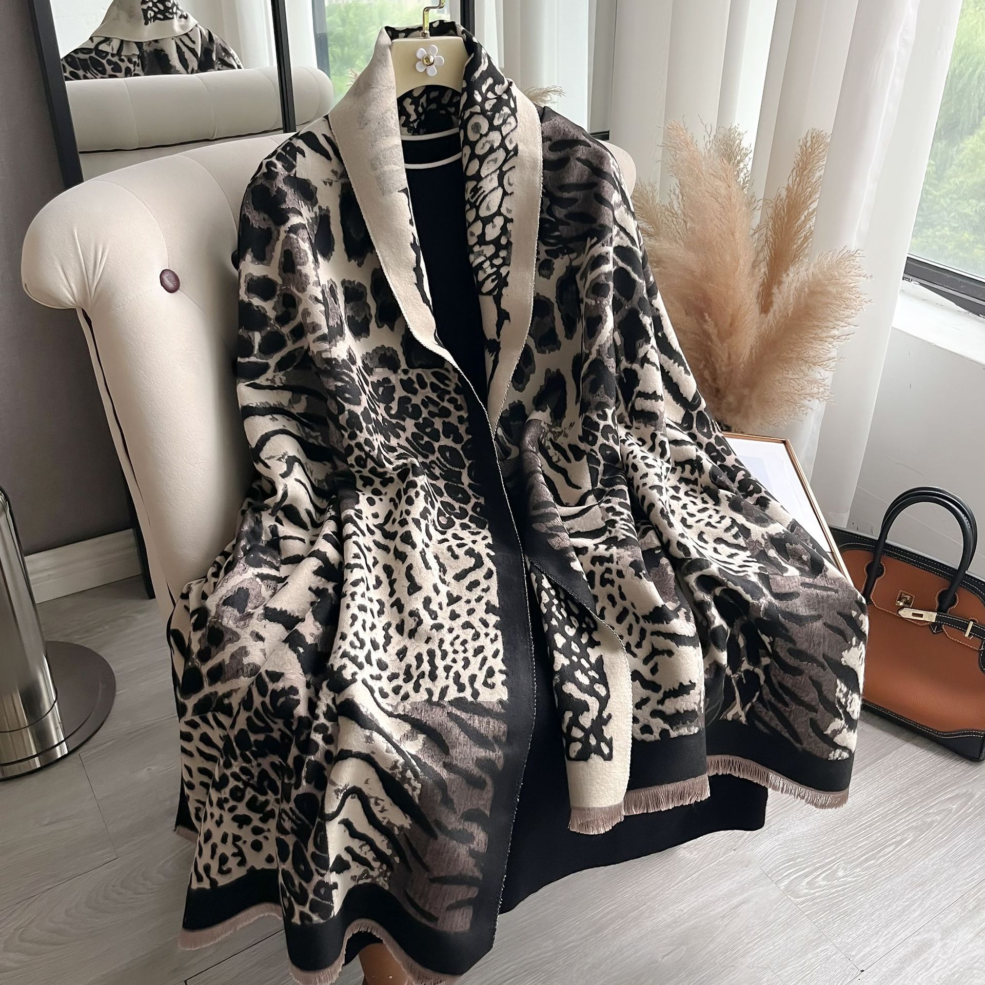 2024 comercio exterior nueva moda impresión de empalme de leopardo imita bufandas de cachemira para mujeres de viaje universal engrosado buñuelo caliente