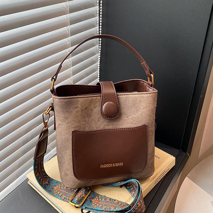 Bolsa de cubo portátil popular de comercio exterior para mujeres 2025 nuevo color de contraste universal bolso de hombro retro moda mochila