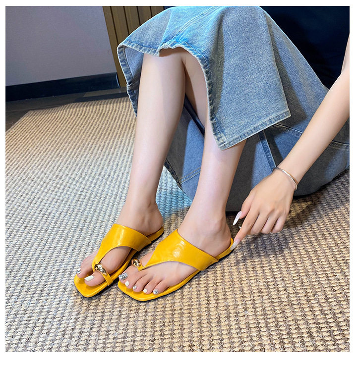 Dép xỏ ngón nữ đế bằng mũi vuông khóa kim loại nhỏ, quai ngang, đi ngoài trời — màu vàng, đen chi tiết 22