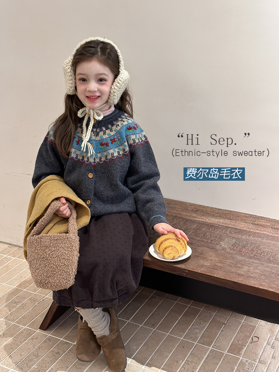 Demi-season retro atmospheric sweater
