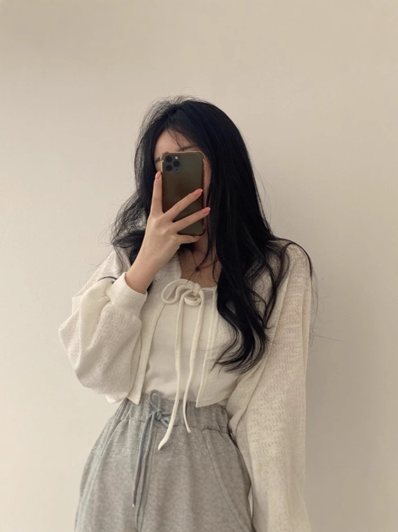 デザイン感のあるストラップのランタンの袖の網の糸の女性のinsの夏のファッションの小さい大衆の復古の百合のショートタイプの薄いカーディガンの上で1