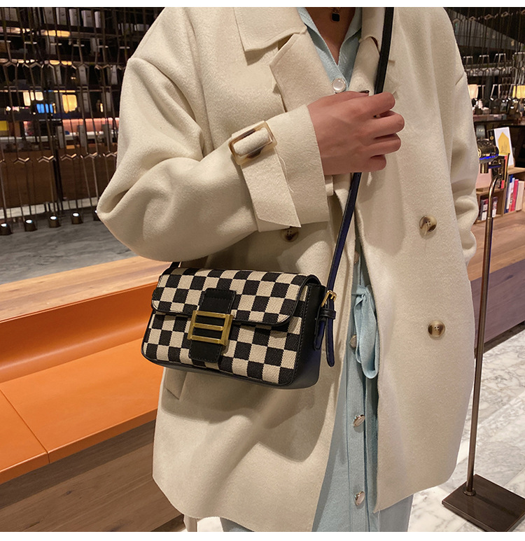 Autumn And Winter Niche Checkerboard Messenger Bag Fashion Small Square Bag display picture 3