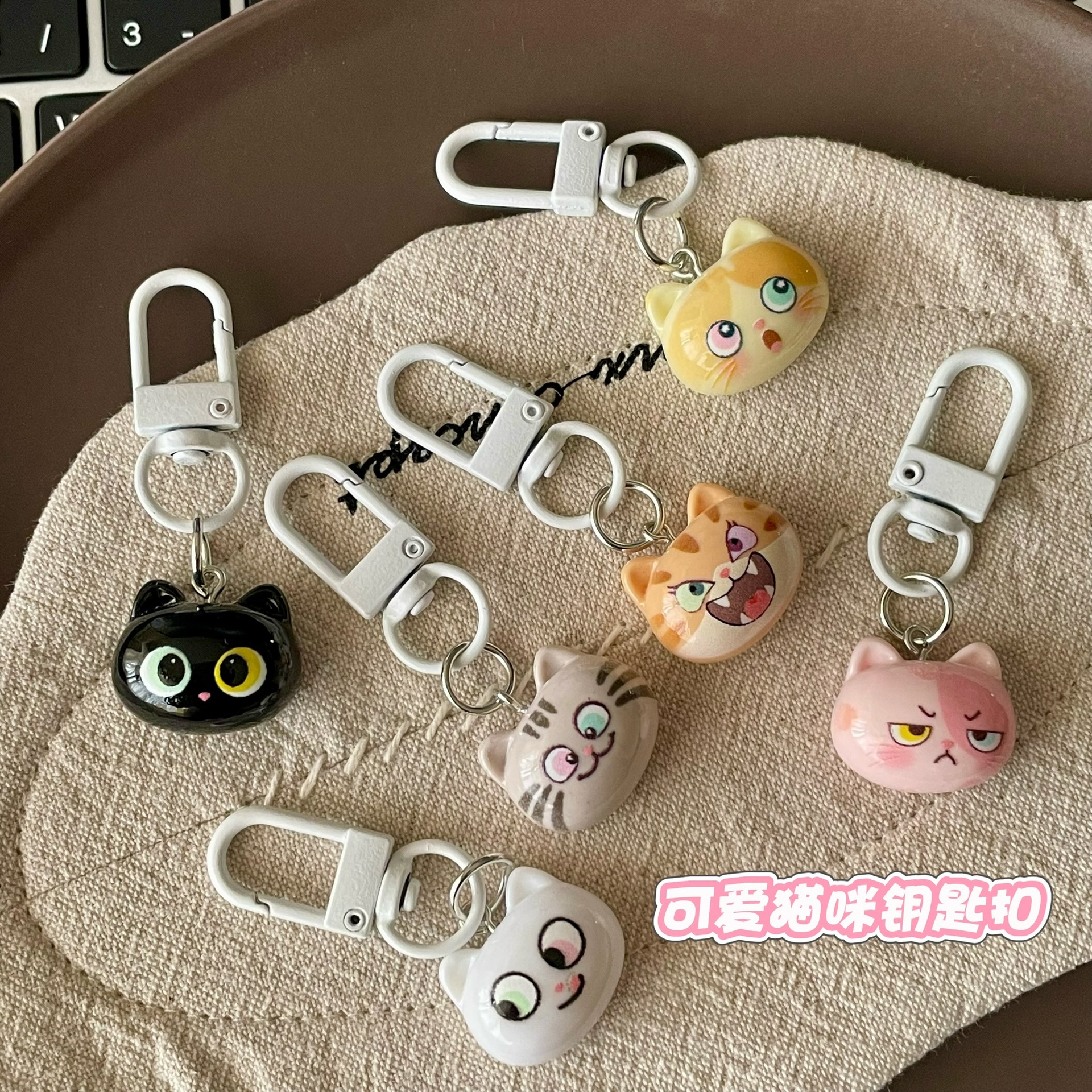 Llavero de Gato con Expresiones de Resina para Mochilas