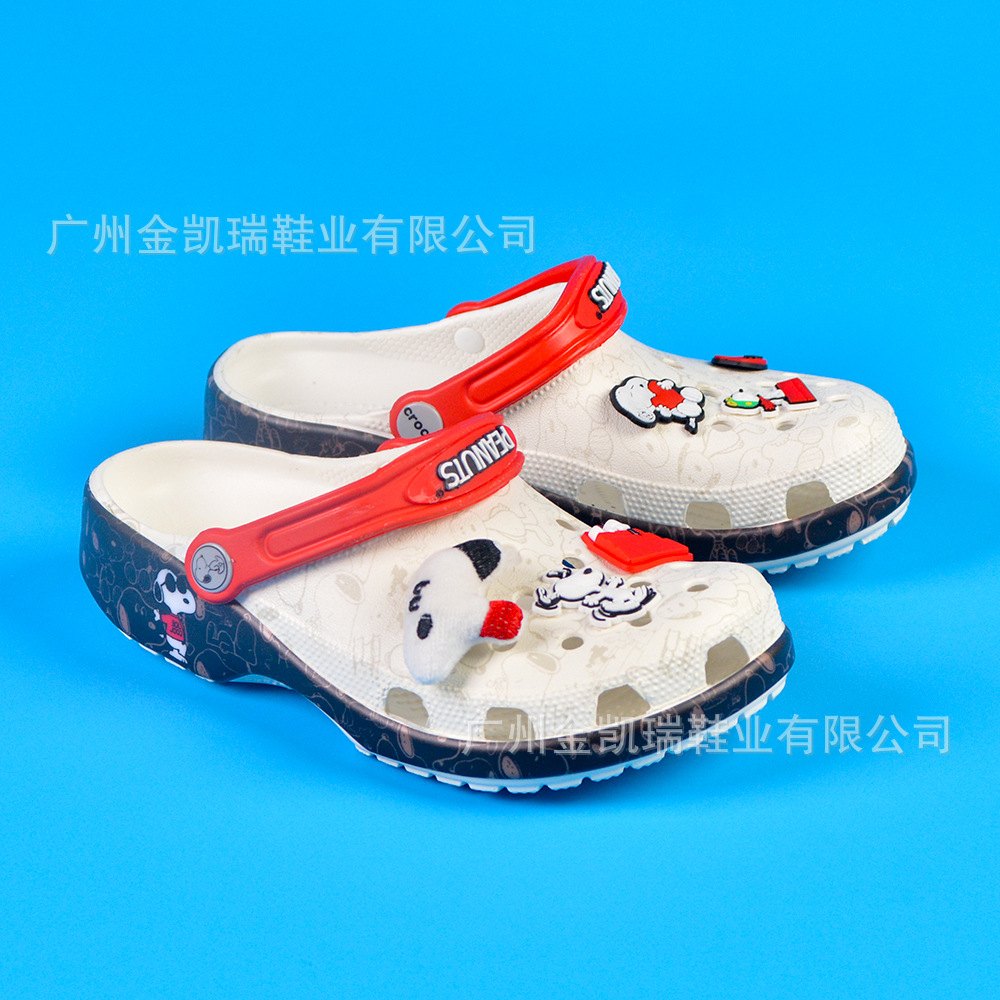 Zapatos con agujeros para niños de marca compartida de Snoopy de segunda generación, zapatos de playa geniales, zapatillas de Baotou personalizadas casuales antideslizantes y transpirables