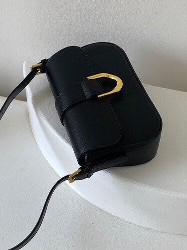 High-end shoulder bag for women 2024 Korean version retro burgundy horseshoe buckle portable armpit bag single shoulder crossbody bag for women