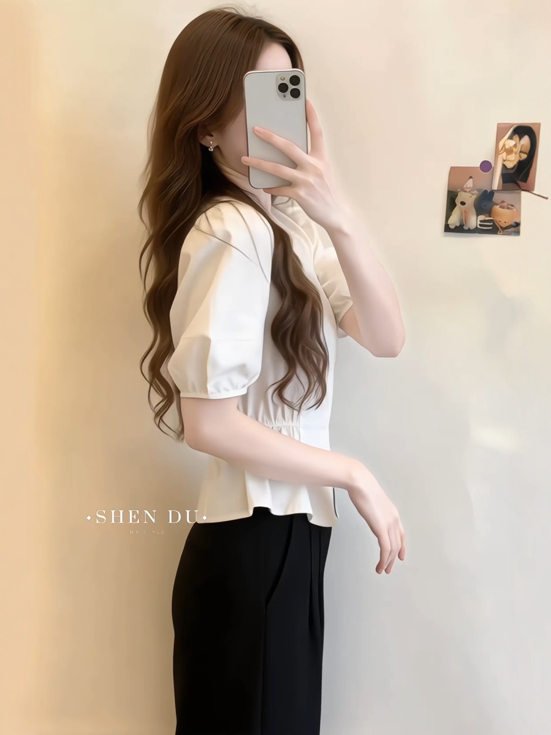 Áo sơ mi ngắn tay trắng nữ tính, dáng ôm eo, phong cách trẻ trung — màu trắng