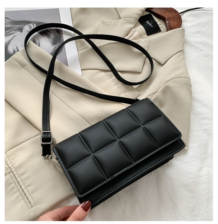 Women's Small Pu Leather Solid Color Fashion Square Magnetic Buckle Square Bag display picture 3