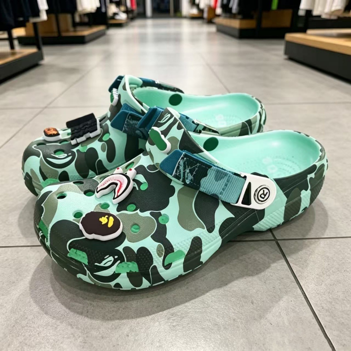2026 nuevos zapatos de agujero de botón de hierro Beep sandalinas antideslizantes al aire libre zapatos de playa al por mayor fábrica