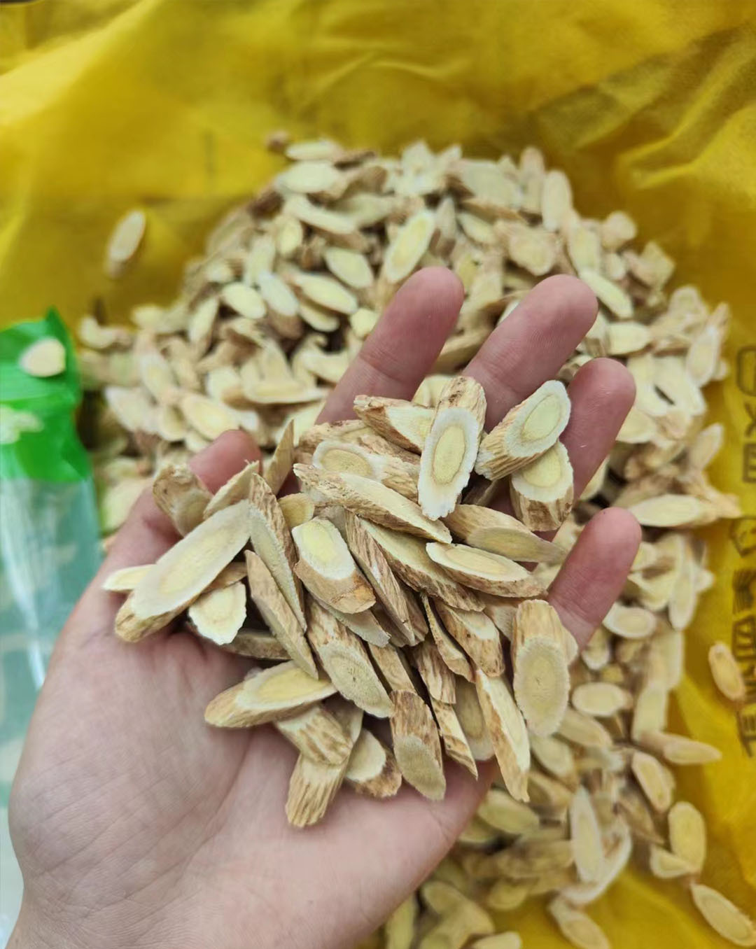 Astragalus Root Slices Huang Qi 250g Gansu Dried Herb for Tea Soup and Decoction quality and texture