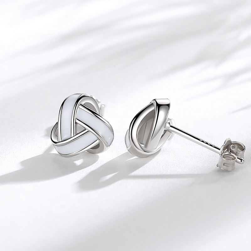 S925 plata esterlina geométrica tridimensional triángulo Stud pendientes hombres y mujeres estilo japonés y coreano moda entrelazada Ruyi nudo pendientes al por mayor