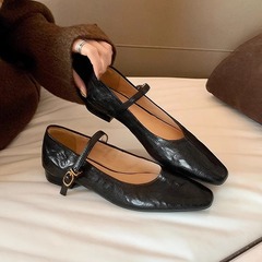 牛革 ~ フランス式メアリー珍靴女性のしわの本革の復古の低いヒールの1字のボタンは平底の浅い口の柔らかい皮の靴を持ちます。