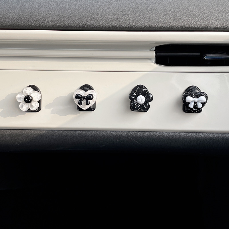 Gancho de automóvil de la disposición frontal multifuncional creativo de automóvil pegado pequeño gancho de automóvil de decoración de automóviles para mujeres
