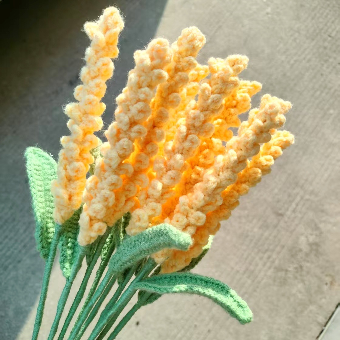 라벤더~연한 노란색