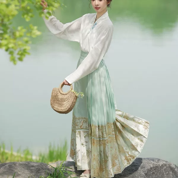 【Man Tingfang】White top + green skirt
