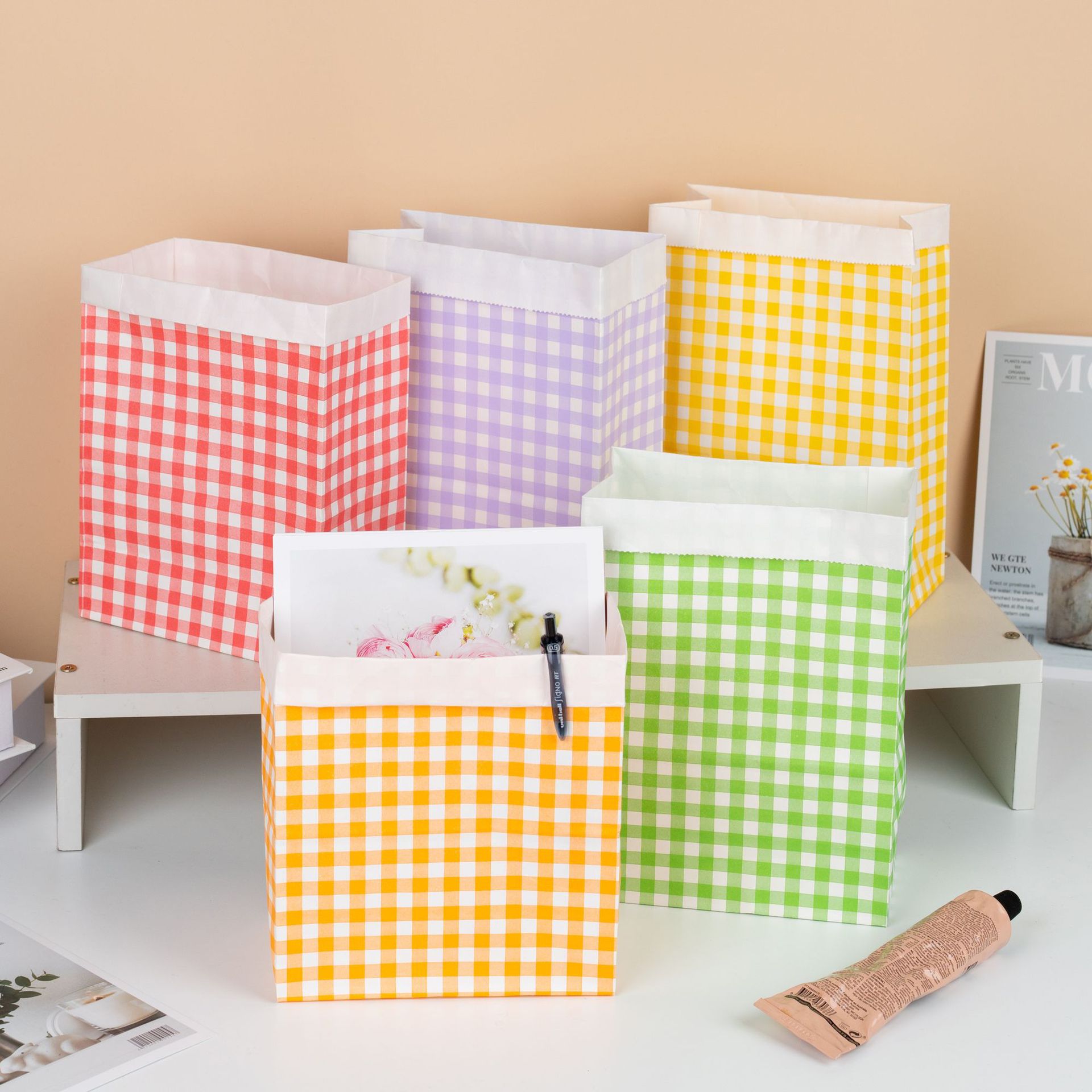 Bolsa de fondo cuadrado a cuadros de color, regalo de vacaciones, bolsa de papel kraft de dibujos animados ins, bolsa de regalo de Navidad de San Valentín