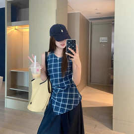 2025甜辣风蓝色格纹圆领无袖背心女掐腰显瘦不规则开叉设计感上衣