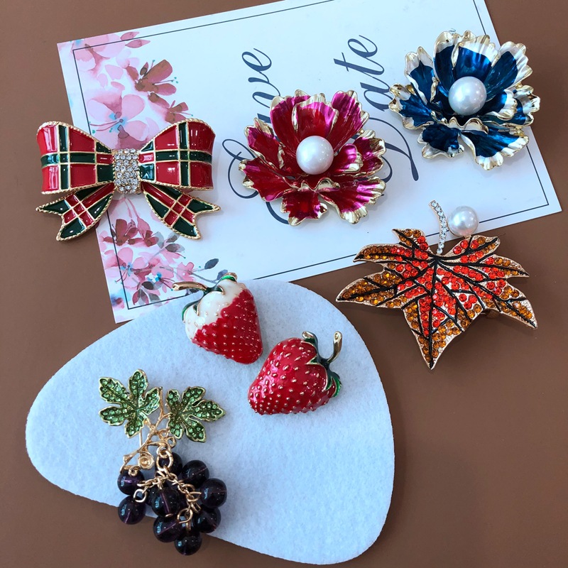 Creative Nouvelle Couleur Correspondant Goutte Glaçure Arc Broche Fraise Raisin Grappe Strass Broche Pivoine Fleur Corsage Bijoux display picture 1