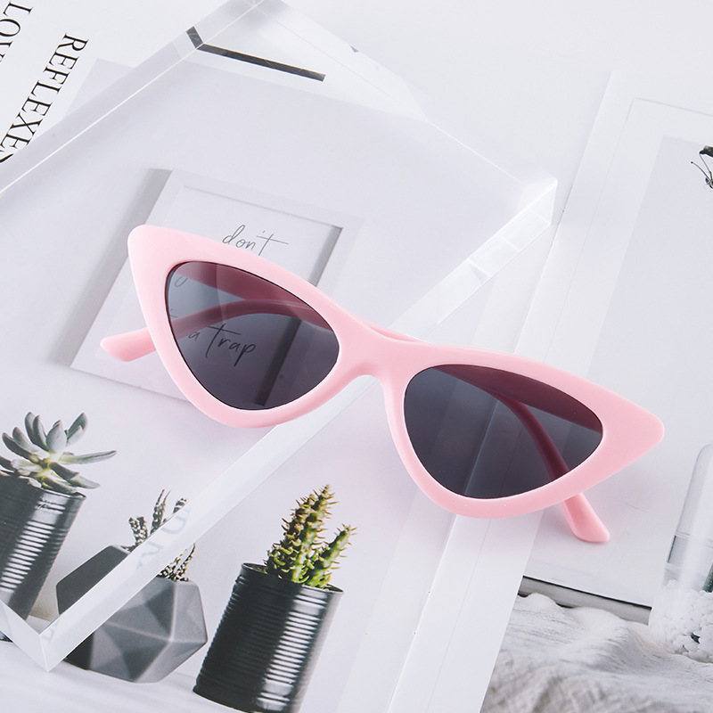 Europa y Estados Unidos transfronterizos gafas de sol de ojo de gato de moda fotográfica simple con gafas de sol de marco pequeño gafas triangulares 9788