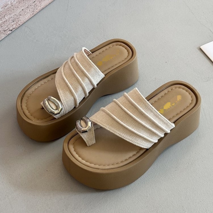 Zapatillas de fondo grueso para mujeres con falda 2026 verano nuevo pliegue con dedos de mano zapatillas de playa suaves image 6