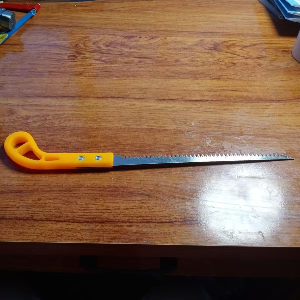 노란색 플라스틱 손잡이