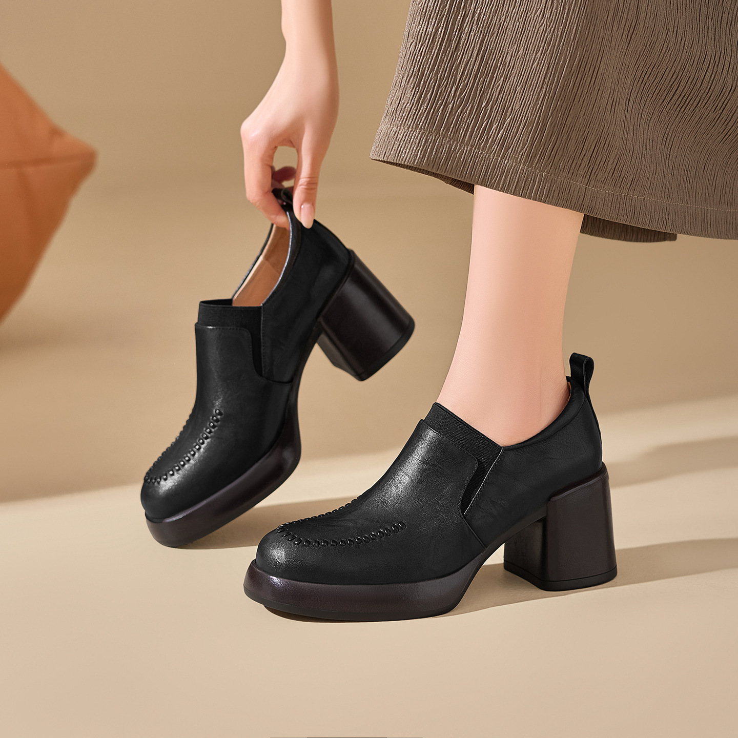 Giày loafer nữ da bò thật đế dày gót vuông 7 cm, miệng sâu, phong cách đơn giản — màu nâu