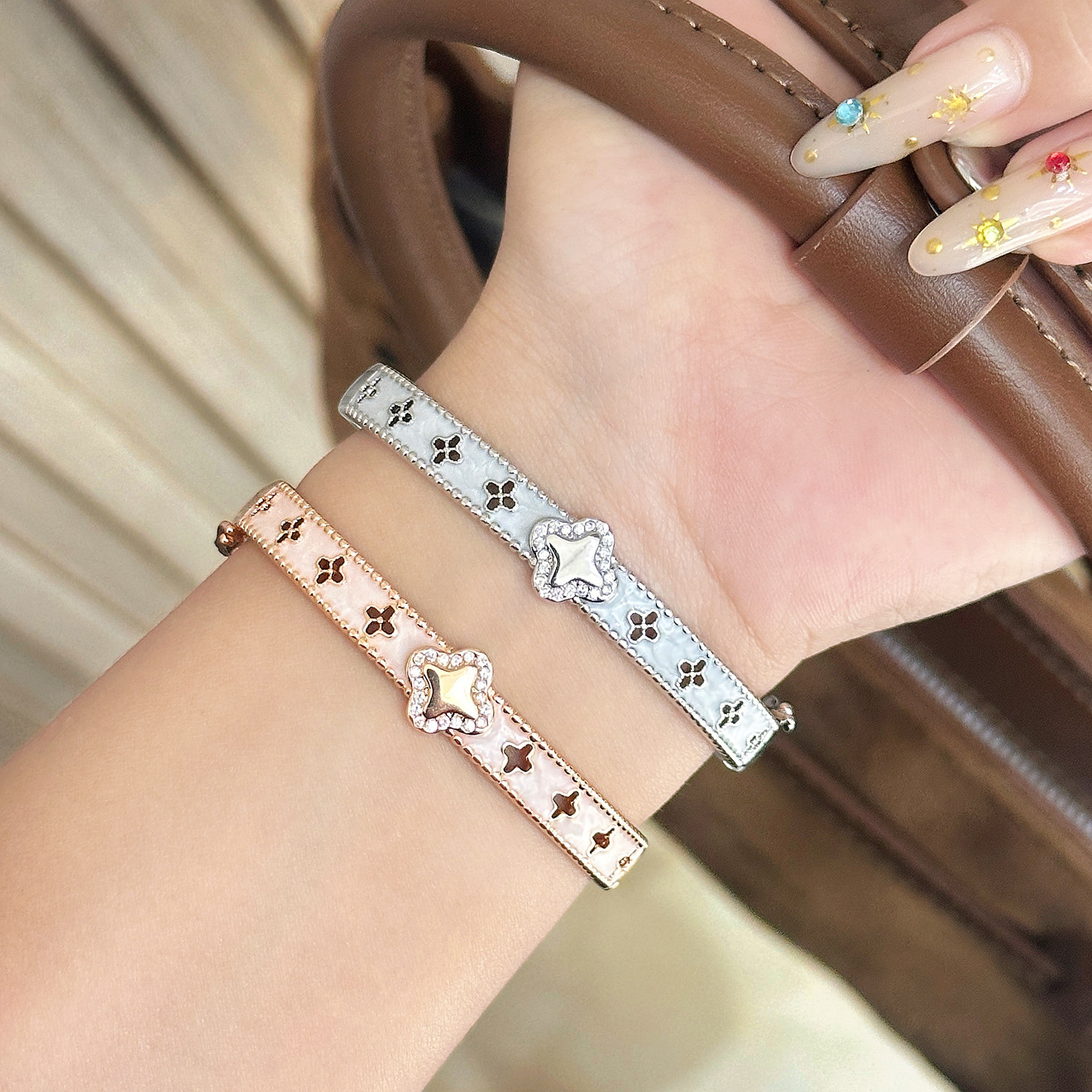 Celebridad en línea en vivo explosión Lucky Bracelet estilo clásico temperamento brazalete en stock al por mayor