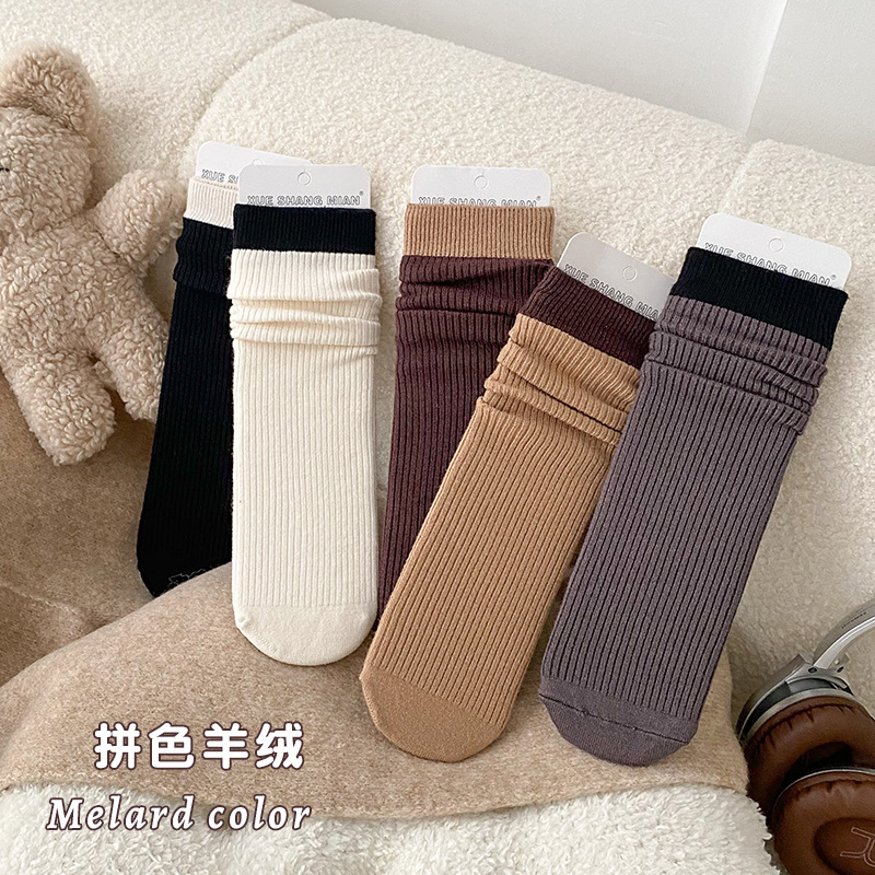 Calcetines de mujer Otoño e Invierno calcetines de Cachemira a juego a media pierna rayas verticales de color sólido marrón estilo coreano medias de pila fábrica al por mayor