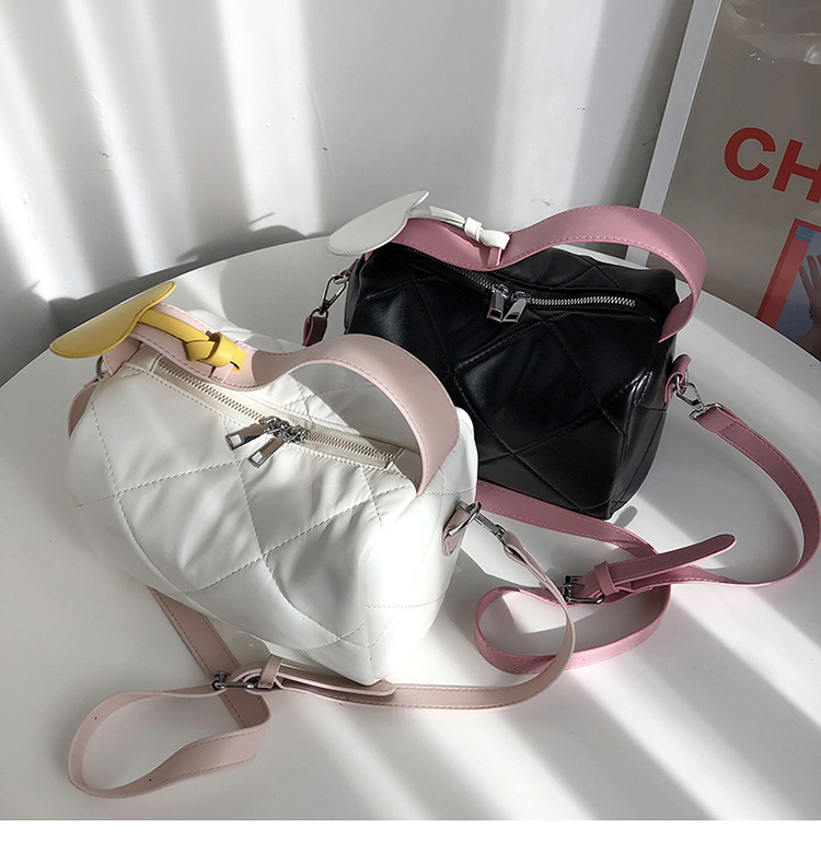 Fashion Texture Handbag 2021 New Niche Rhomboid Pillow Bag Messenger Bag display picture 12
