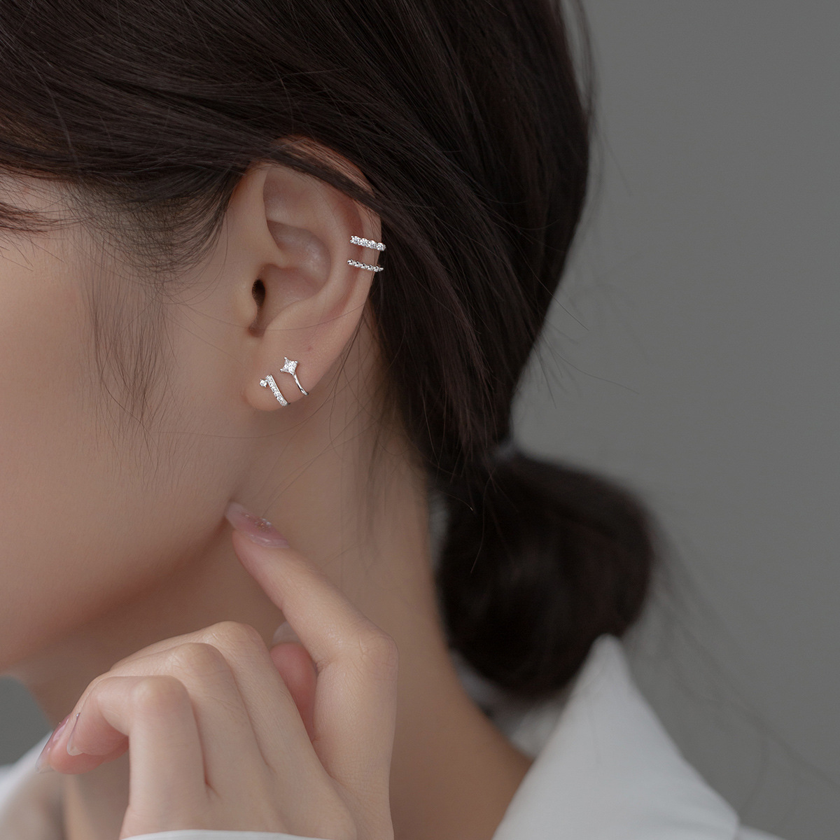 Aloch s925 clip de oreja de diamante asimétrico plateado versión coreana de joyería de oreja femenina simple y fresca M00223