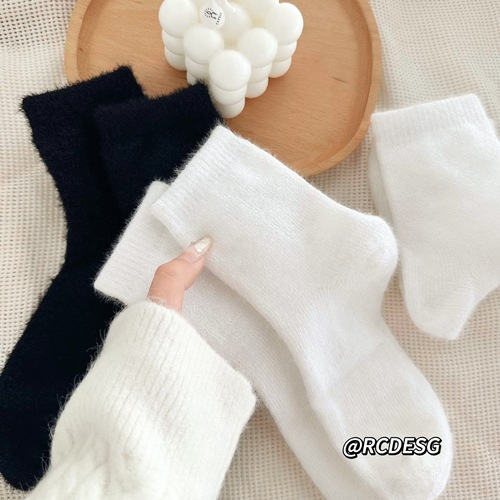 Mink velvet socks women's mid-calf autumn and winter plus velvet thickened furry black and white confinement postpartum sleeping furry socks