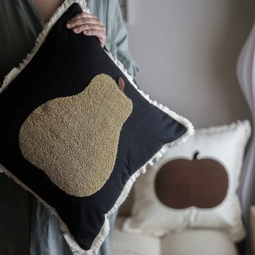 Un estilo medieval nórdico pequeño hermoso animal nocturno gato toalla de industria pesada bordada bordada desmontable almohada de cintura almohada
