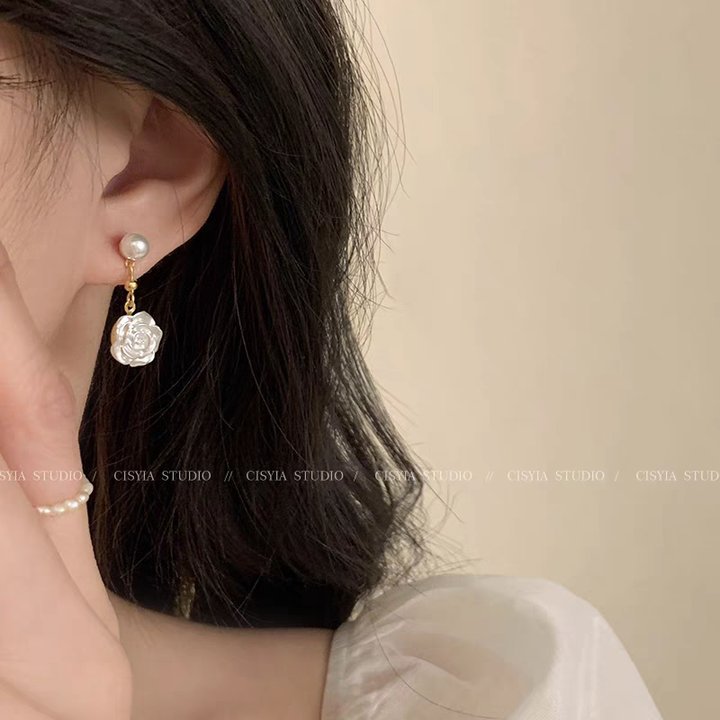 16#로즈 펄 귀걸이 스타일