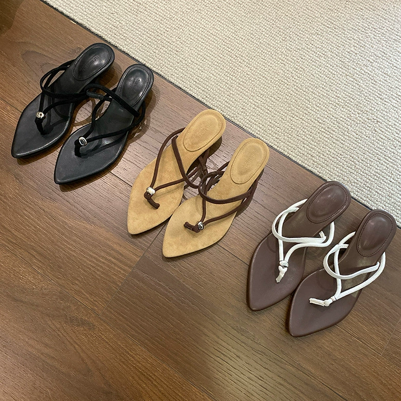 Французский очень простой ветреный щепотка шлепанец женский 2025 летний новый низкий каблук остроконечный темперамент