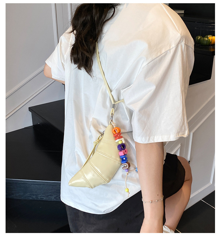 The cute horn bag with a niche neckline design is fashionable and trendy. The mini crossbody bag is in a solid color, simple and elegant with a high-end texture full figure