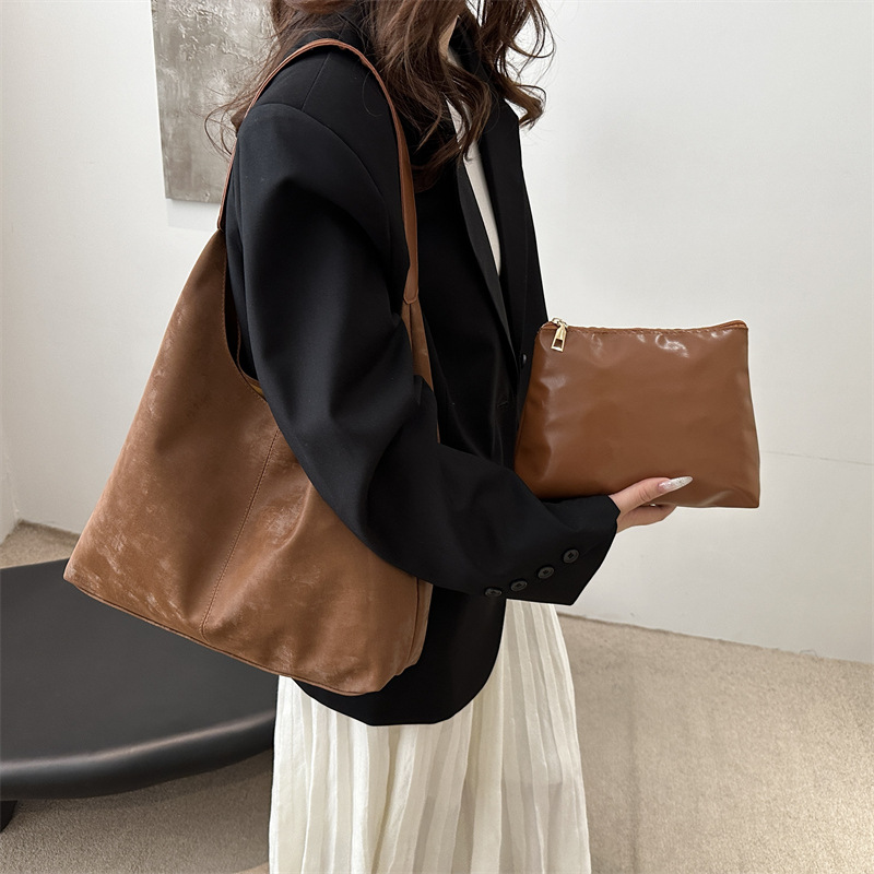 Bolso de brazo de gran capacidad para mujeres nuevo estilo 2025 primavera de moda bolso de mujer de viaje universal bolso de hombro de clase