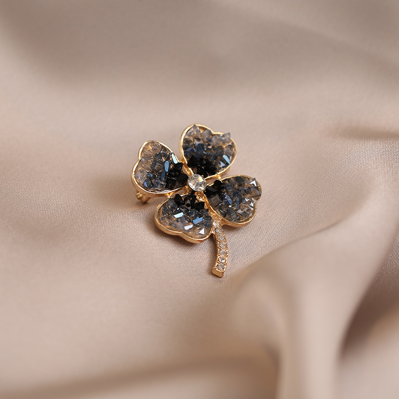 2025 New Four-Leaf Clover Crystal Brooch High-End Luxury Versatile and Elegant Suit Accessory