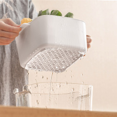 二重の野菜を洗うたらいの水たまりのかごの家庭用の台所のプラスチックの果物の皿は水の野菜かごを濾過して野菜かごを洗って果物を洗います。