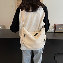 饺包女斜挎包大容量通勤包2024新款包包单肩运动百搭背包饺子包女