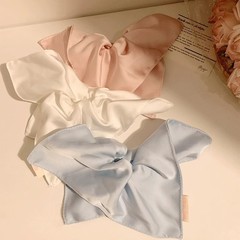 鞠婧は同じタイプの白い方巾の大腸の髪輪の女性感を持っています。