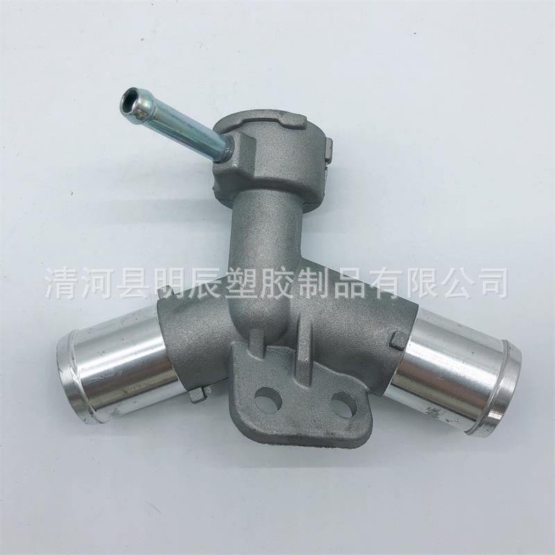 16502-21070 adecuado para Toyota agua de aluminio a través del termostato tanque de agua tubo de drenaje conjunto de inyección de agua Asamblea
