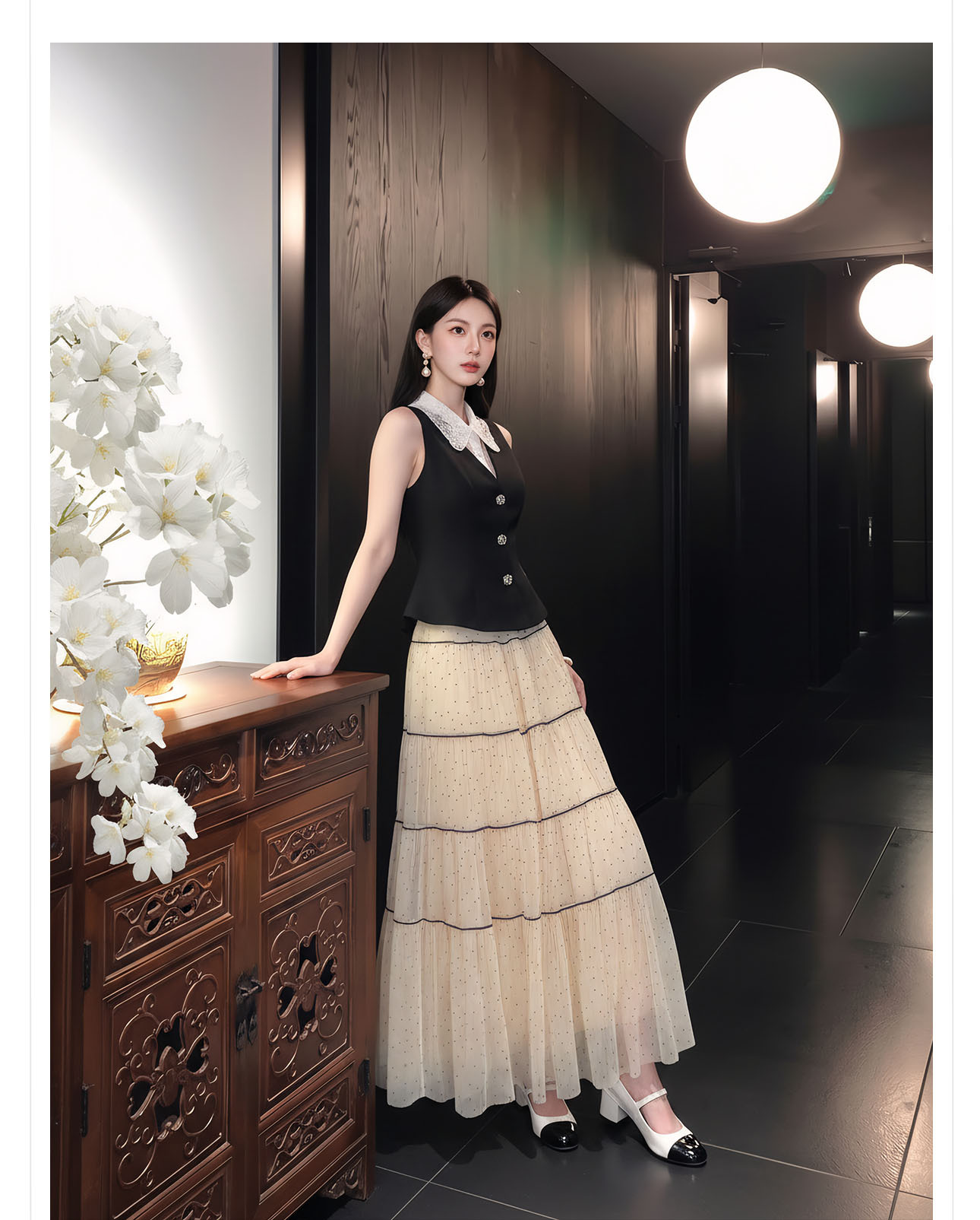 Bộ váy chấm bi gồm áo vest không tay và chân váy midi — Váy trắng nửa gạo, bộ đồ, Áo khoác đen chi tiết 4