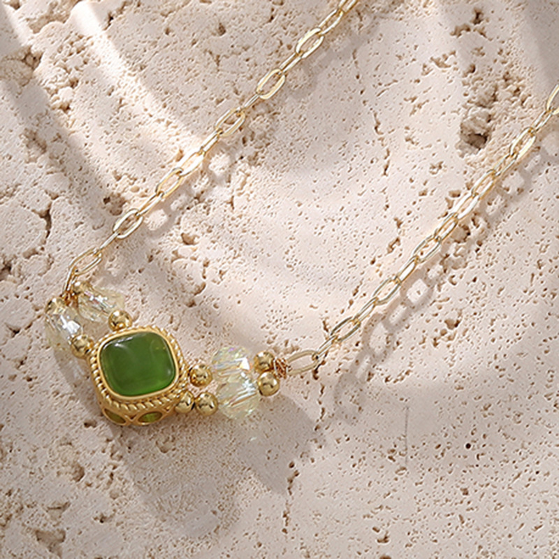 Retro pendant emerald