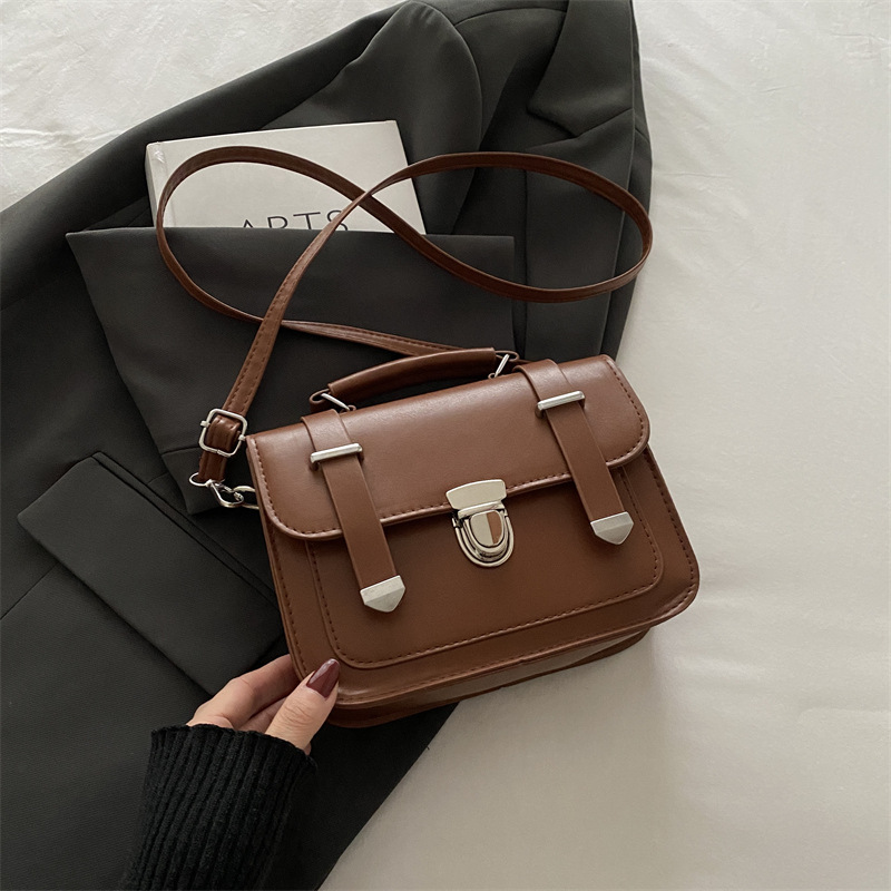 Versión coreana de la moda retro casual 2024 nuevo invierno nuevo estilo personalidad simple mensajero portátil de un solo hombro pequeño bolso cuadrado mujer