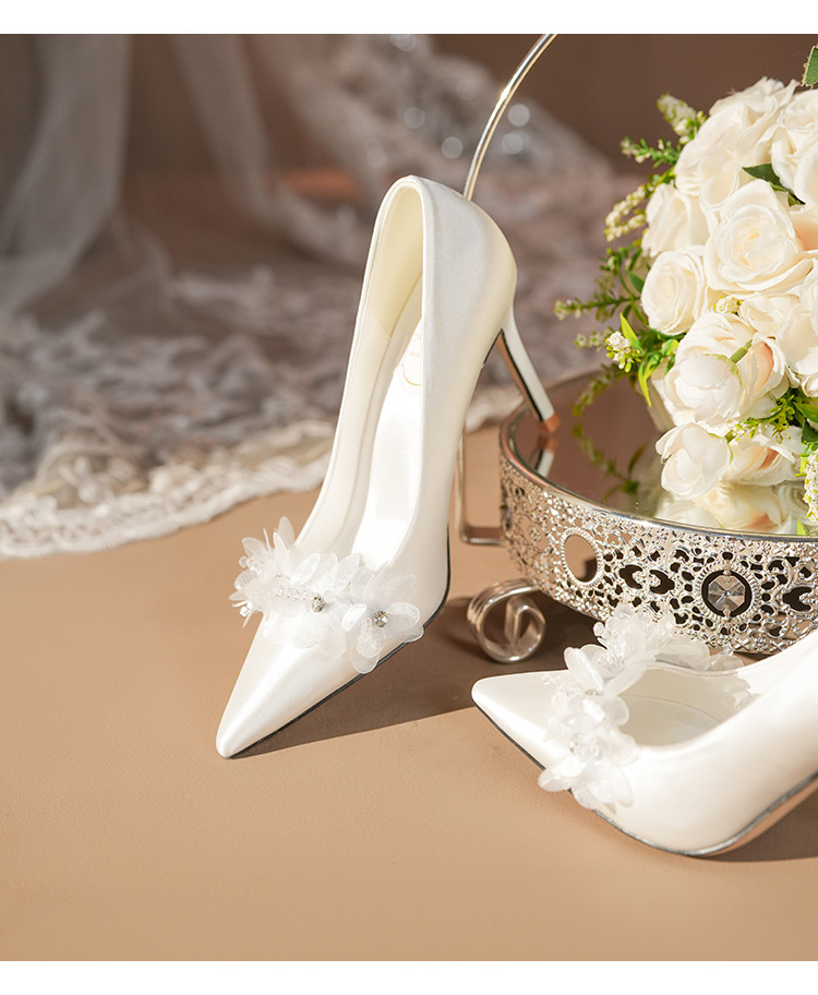Witte satijnen stiletto bruidsschoenen met applicatie voor dames_voghion.com
