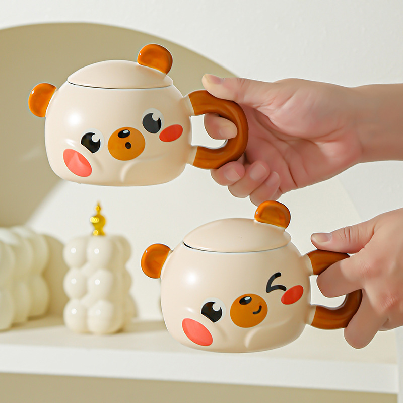 Taza de cerámica creativa de dibujos animados con tapa para desayuno casero de pareja de niños de alto valor de cara para acompañantes de regalo de taza