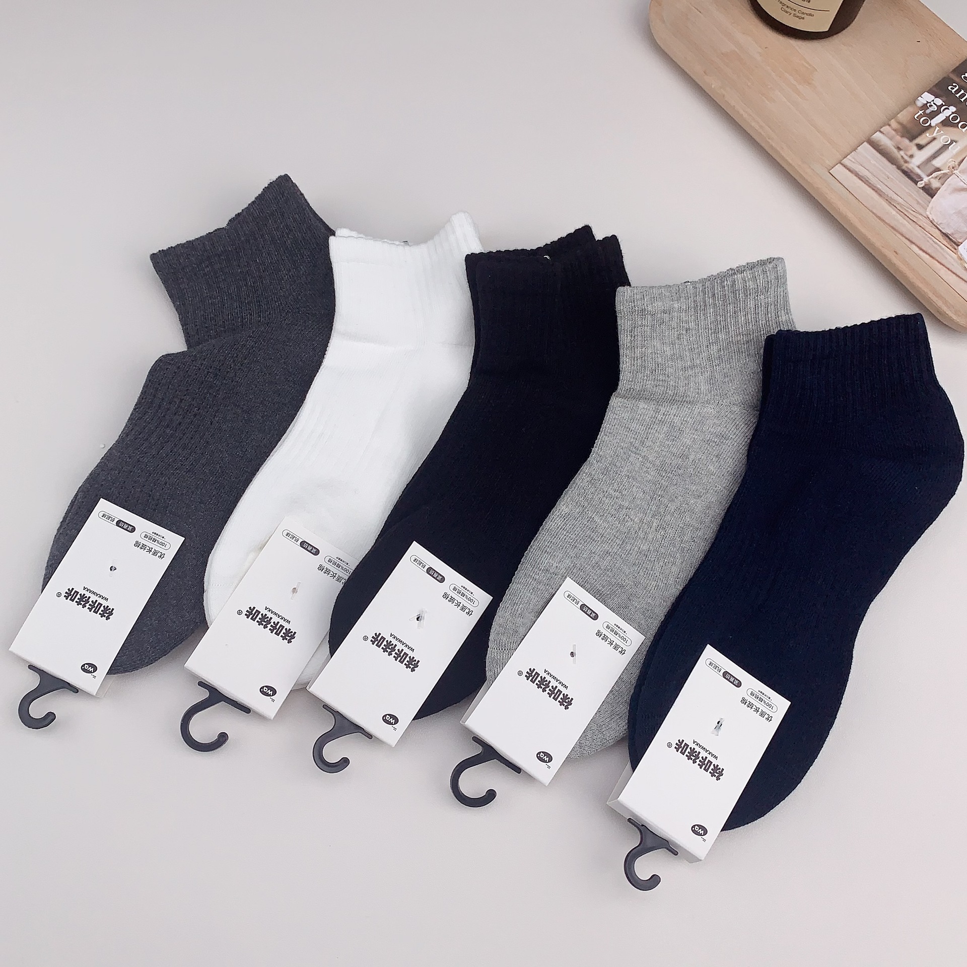 90 ° 直角の靴下の女性の夏の薄いタイプのソックスのストライプは低いです。