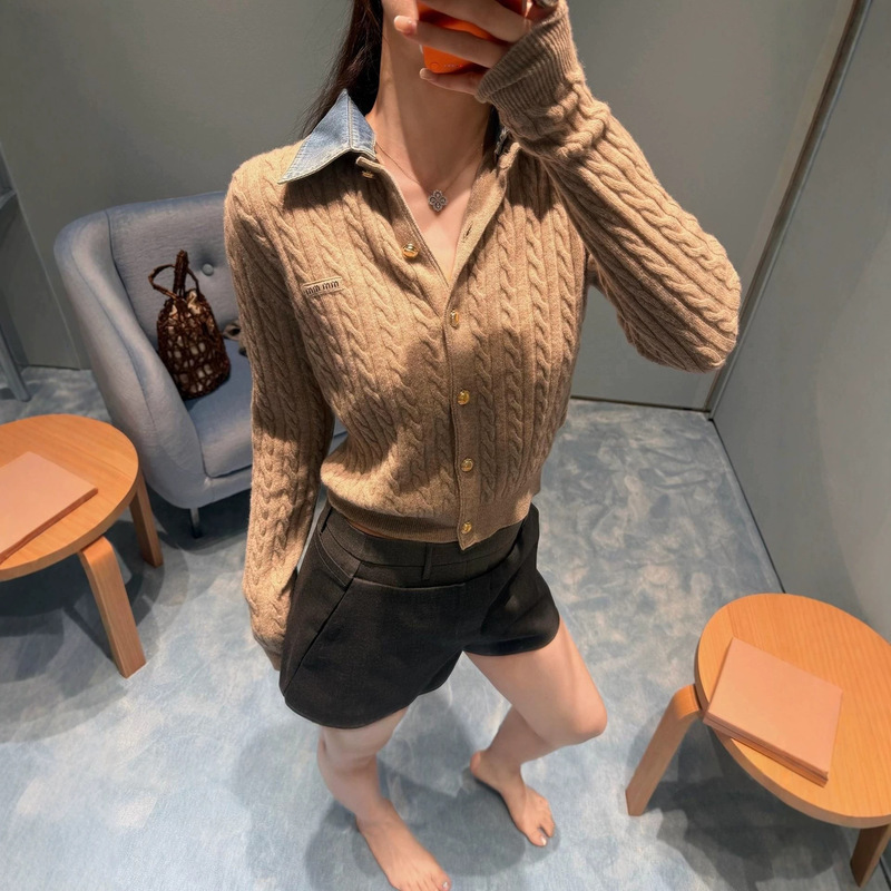High-end version! 26S early autumn new denim lapel color-blocked twisted knit cardigan sweater for women, niche style High-end version! 26S early autumn new denim lapel color-blocked twisted knit cardigan sweater for women, niche style