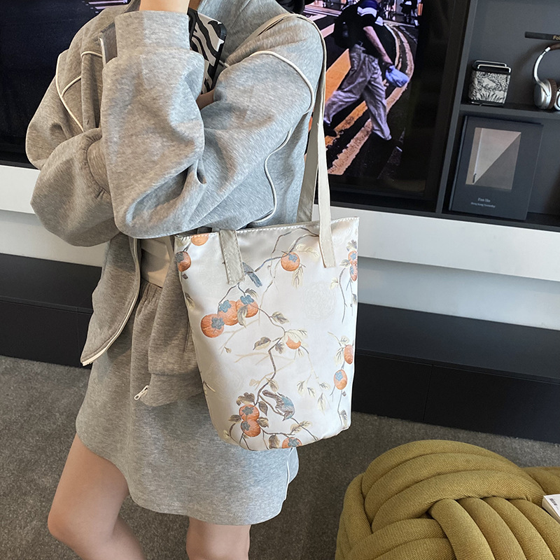 Nuevo bolso de cubo chino 2025 nuevo bolso femenino de seda bolso de bambú de estilo nacional bolso de hombro de caqui de alta calidad marea