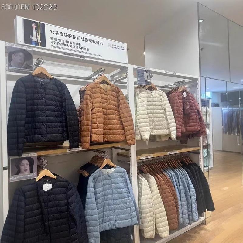 Autumn and winter women's light portable down jacket can be stored V-neck jacket 460929/453274 Autumn and winter women's light portable down jacket can be stored V-neck jacket 460929/453274